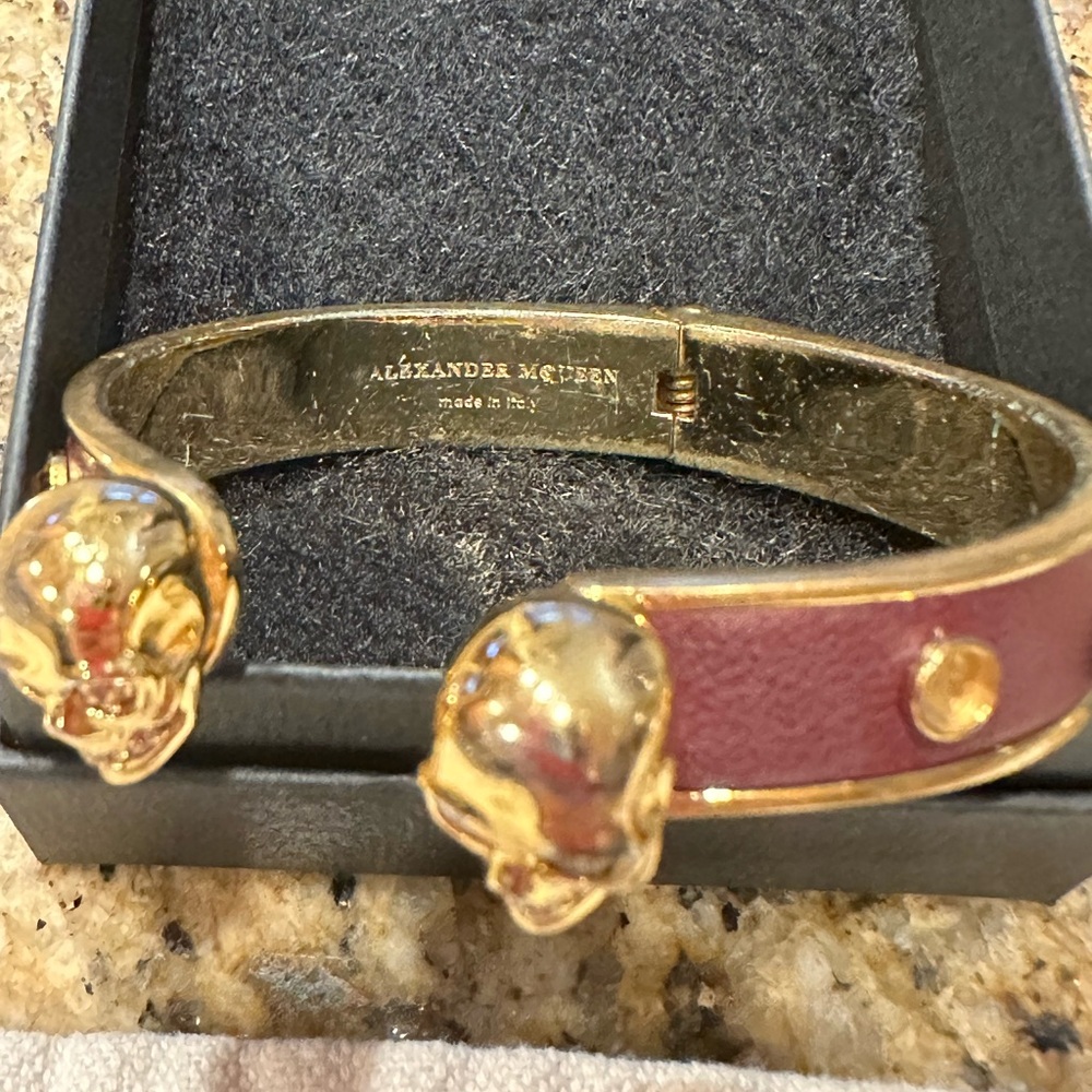 Alexander McQueen Gold Skull Cuff Bracelet - Picture 6 of 7